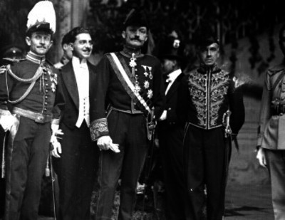 Alejandro Padilla embajador de España acompañado de otros homologos en un salón durante una recepción, retrato de grupo