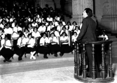 Alfredo Palacios, diputado argentino pronunciando discuso ante estudiantes en el auditorio Simón Bolivar de San Idelfonso