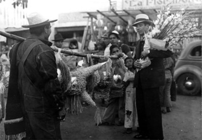 Hombre observa a un vendedor de piñatas