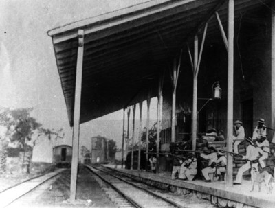 Revolucionarios maderistas durante combate en una estación
