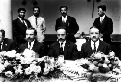 José Vasconcelos y otros hombres durante un banquete