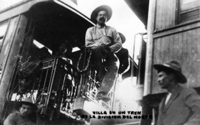 Francisco Villa de pie en un tren de la División del Norte