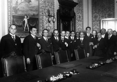 Plutarco Elías Calles y comitiva en la inauguración del Banco de México