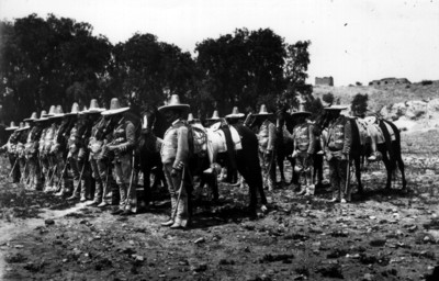 Rurales federales formados en un campo
