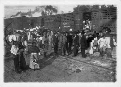 Revolucionarios se disponen a abordar ferrocarril