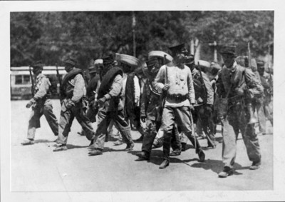 Soldados con prisioneros zapatistas