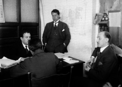 Félix F. Palavacini en una oficina con funcionario, durante una junta