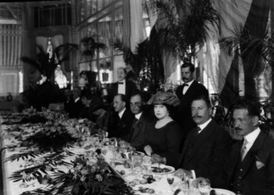 Félix F. Palavacini acompañado por su esposa, Jacinto B. Treviño y otras personalidades, durante un banquete en un salón