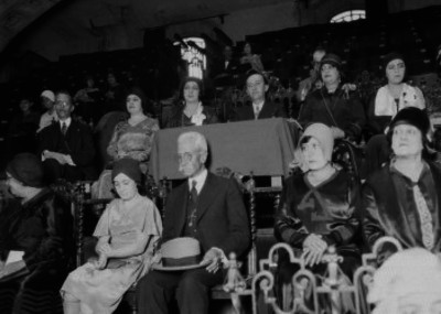 Félix F. Palavacini acompañado por varias personalidades, presidiendo una ceremonia en el auditorio Simón Bolivar de San Ildelfonso