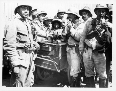 Federales Almorzando frente a una cocina ambulante en plena campaña