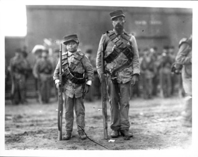 Padre e hijo visten traje militar en la estación de Buenavista