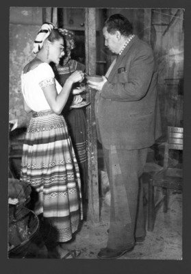 Diego Rivera conversa con mujeres