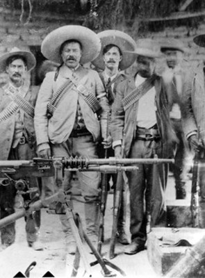 Francisco Villa y revolucionarios junto a una ametralladora, retrato de grupo