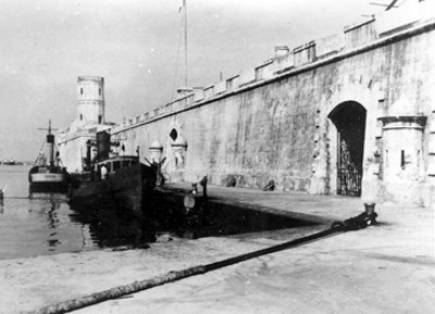 Barcos junto a la cárcel de San Juan de Ulúa