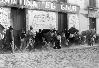 Gente huye de la zona de peligro
