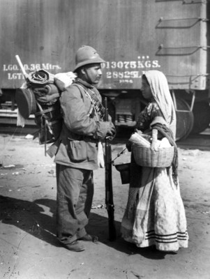 Soldado conversa con una mujer cerca de un ferrocarril