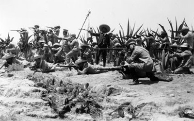 Soldados y rurales durante una batalla
