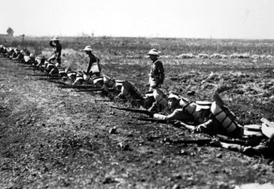 Soldados pecho tierra se resguardan durante una batalla