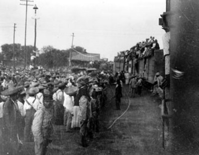 Aglomeración en una estación durante la llegada de un tren