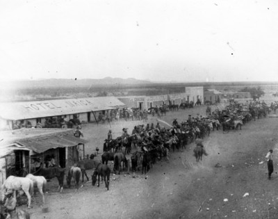Fuerzas de la División del Norte a caballo en la población de Ramos Arizpe