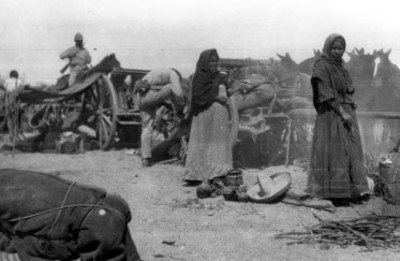Soldaderas preparan alimentos en un campamento militar