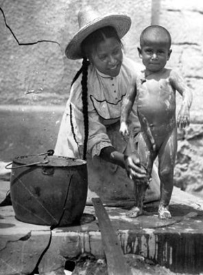 Mujer baña a niño