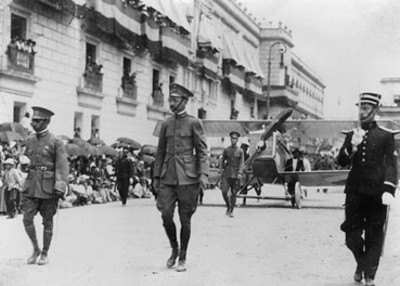 "Villasana, Proal y Salvador Noble" durante desfile militar
