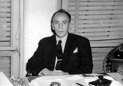 Alfonso Arrache en una oficina, retrato