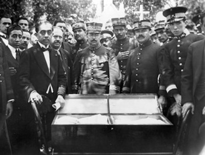 Salvador Alvarado y militares realizan el traslado de los restos del general José María Yáñez