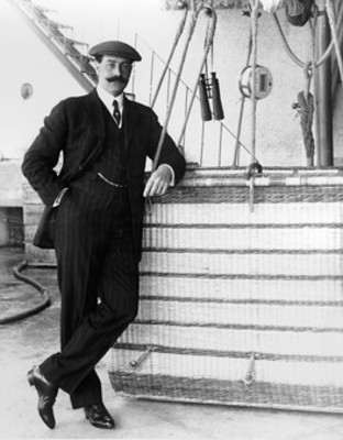 Alberto Braniff junto a globo aerostático
