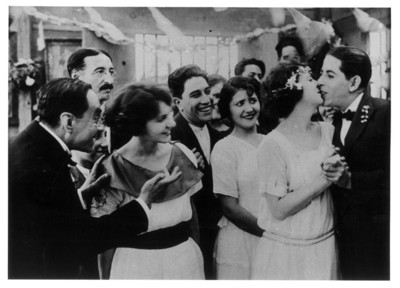 "Luis Santamarina" durante la boda, escena de una película