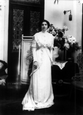 Amparo Corral en una sala, retrato