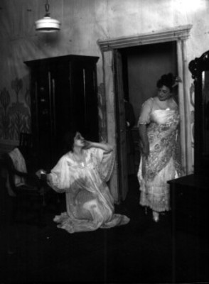 Virginia Fabregas y actriz en una representación teatral