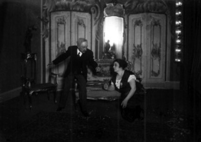 Virginia Fabregas y actor durante obra teatral