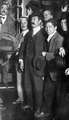 Santiago R. de la Vega acompañado por hombres