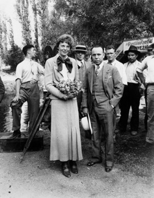 Amelia Earhart acompañado del "Gral. Alberto Salinas"