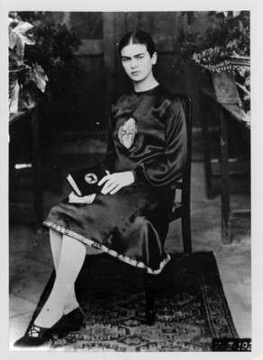 Frida Kahlo, Pintora en un patio, retrato