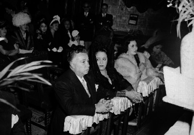 Joaquín Pardavé Arce con otros actores filmando la escena de una boda religiosa