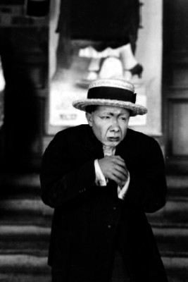 Joaquín Pardavé Arce, actor haciendo ademanes durante la filmación de una película, retrato