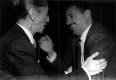 Agustín Lara conversa con un hombre