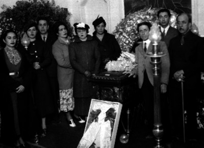 Familiares y otras personalidades rindiendo un homenaje luctuoso ante los restos de Angela Peralta