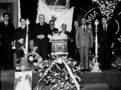 Funcionarios e intelectuales rindiendo un homenaje luctuoso ante los restos de Angela Peralta