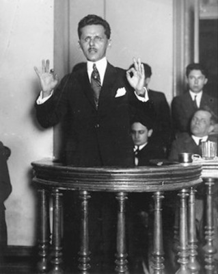 Lic. Luis Santa María habla durante un juicio