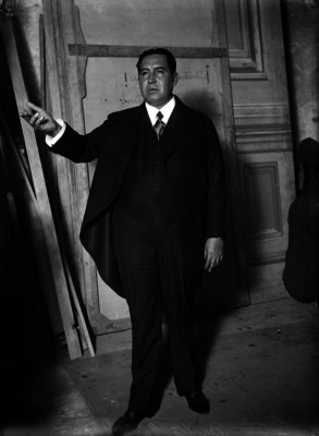 Carlos M. Peralta, ingeniero y diputado al parecer dando una conferencia, retrato