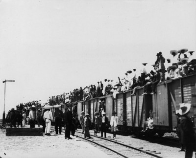 Trasporte de tropas revolucionarias con rumbo al norte del país