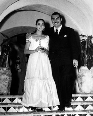 Emilio el "Indio' Fernandez y "Columba Dominguez" descienden de una escalera