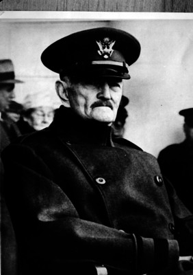 John Joseph Pershing, general estadounidense en una ceremonia militar