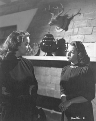 María Félix con Perla Aguilar, escena de Doña Diabla