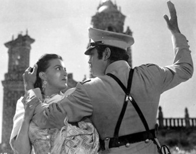Pedro Armendariz sujeta de los cabellos a María Félix, escena de Enamorada