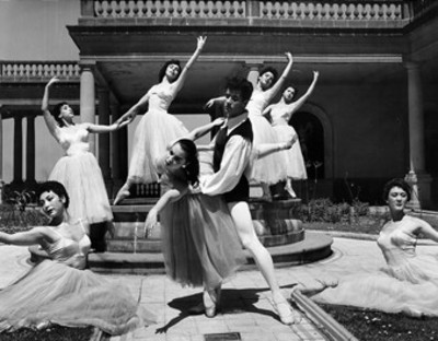 Francisco Araiza y bailarinas interpretan coreografia en el castillo de Chapultepec